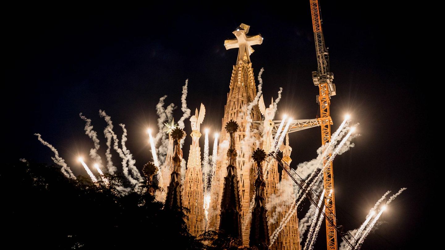 Sagrada Família : Spektakuläres Feuerwerk lässt die höchste Kirche der Welt erstrahlen