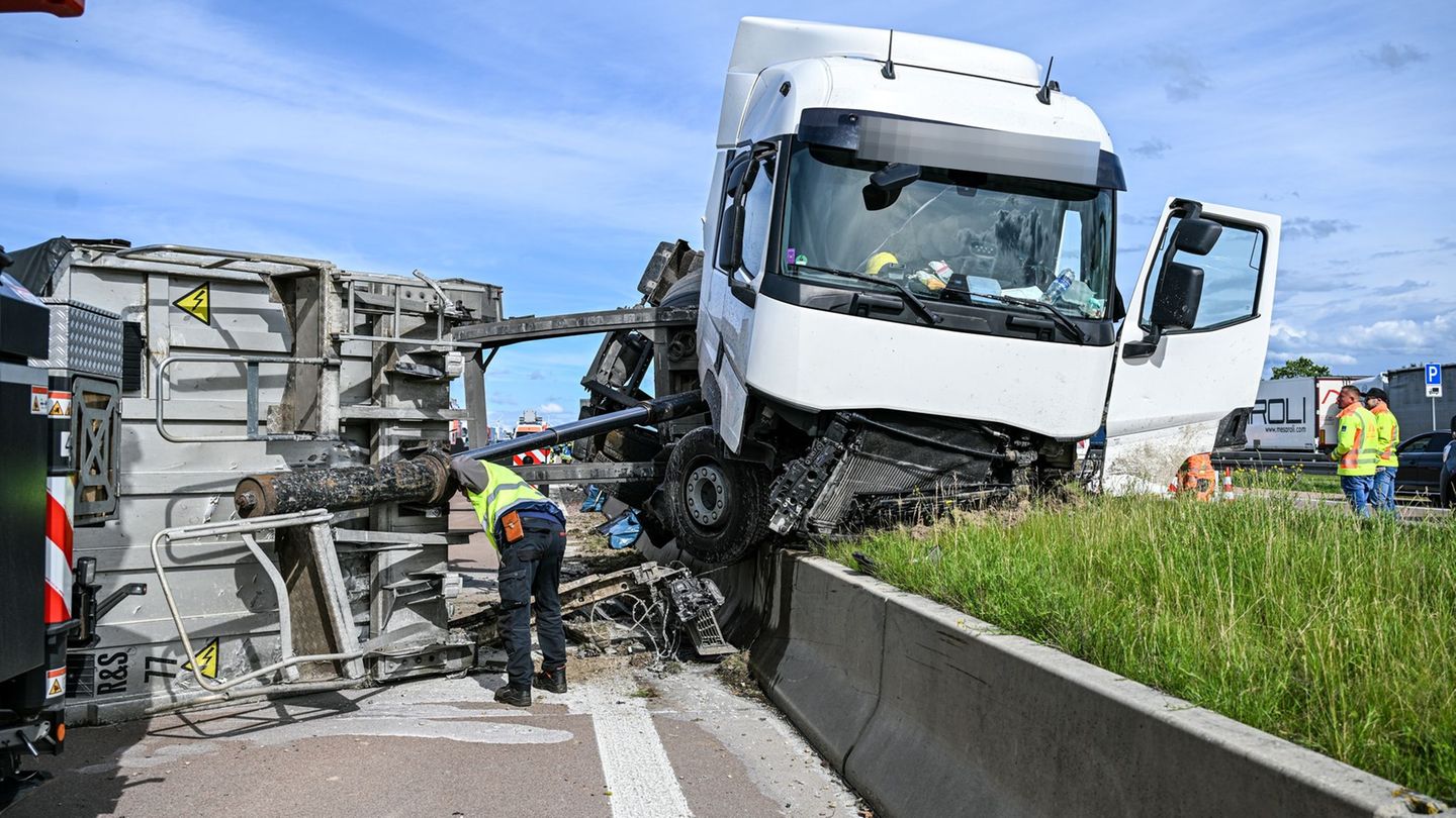 Unfall: Lkw kippt nach Reifenplatzer um - Trümmer fliegen umher