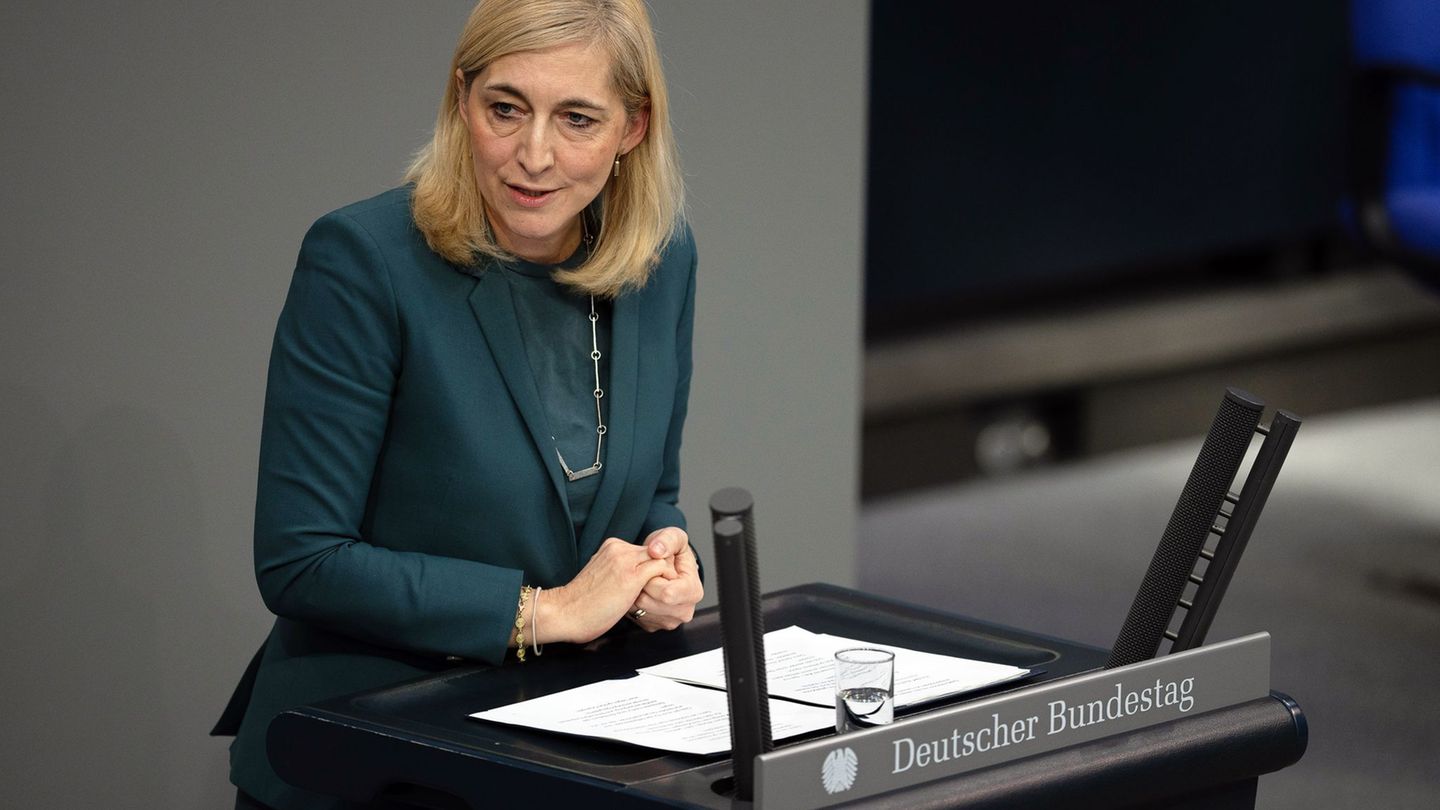 Reformdebatte: Sparpaket für Gesundheitsausgaben in Bundestag und Bundesrat
