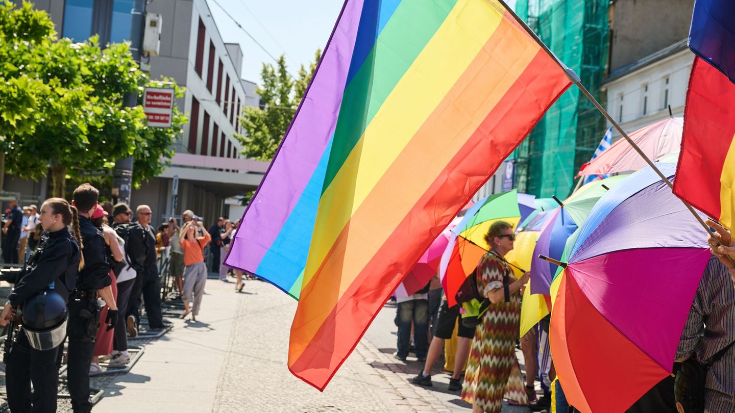 Queere Community: CSD-Demonstration zieht durch Eberswalde – Rechter Protest