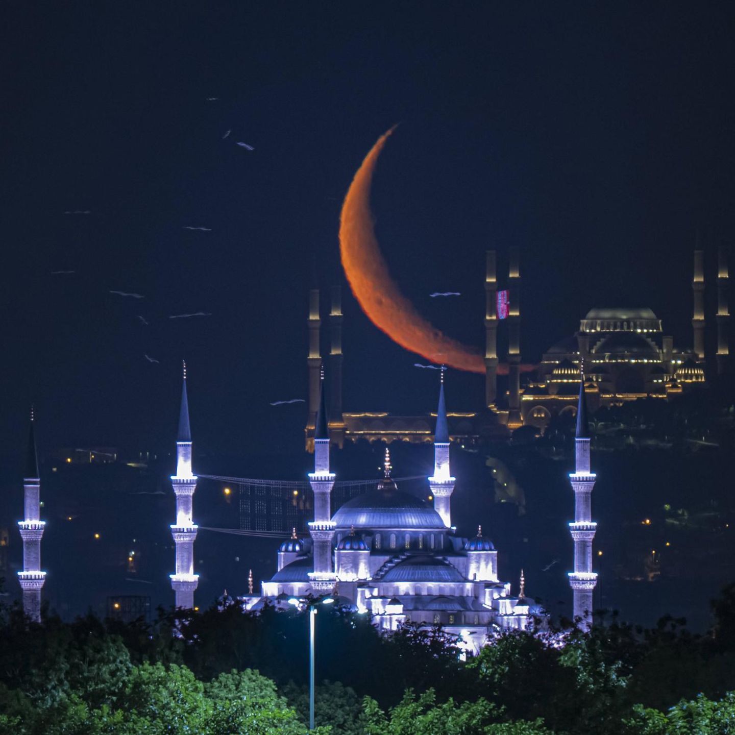 Istanbul, Türkei. Ein Halbmond hängt über der historischen Skyline der Stadt