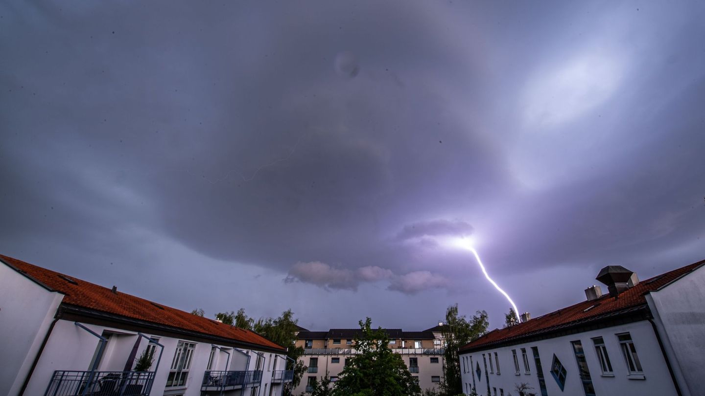 Unwetter: Frau übersteht Blitz auf der Terrasse