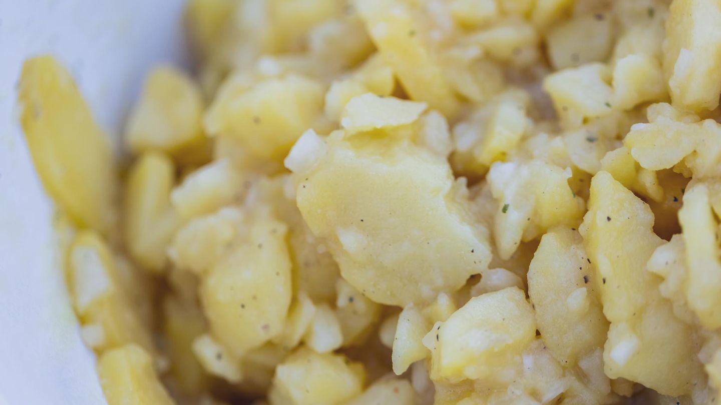 Traditionelle Zubereitung: Diese Zutat hat im Kartoffelsalat nichts zu suchen – auch wenn sie beliebt ist