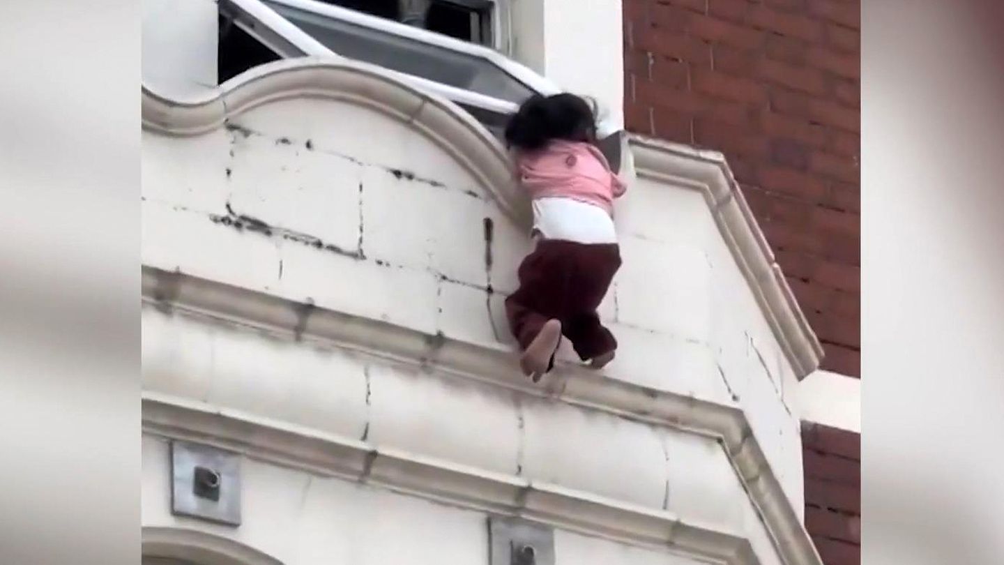 London: Kleinkind hängt an Hausfassade – als es stürzt, sind die Retter zur Stelle