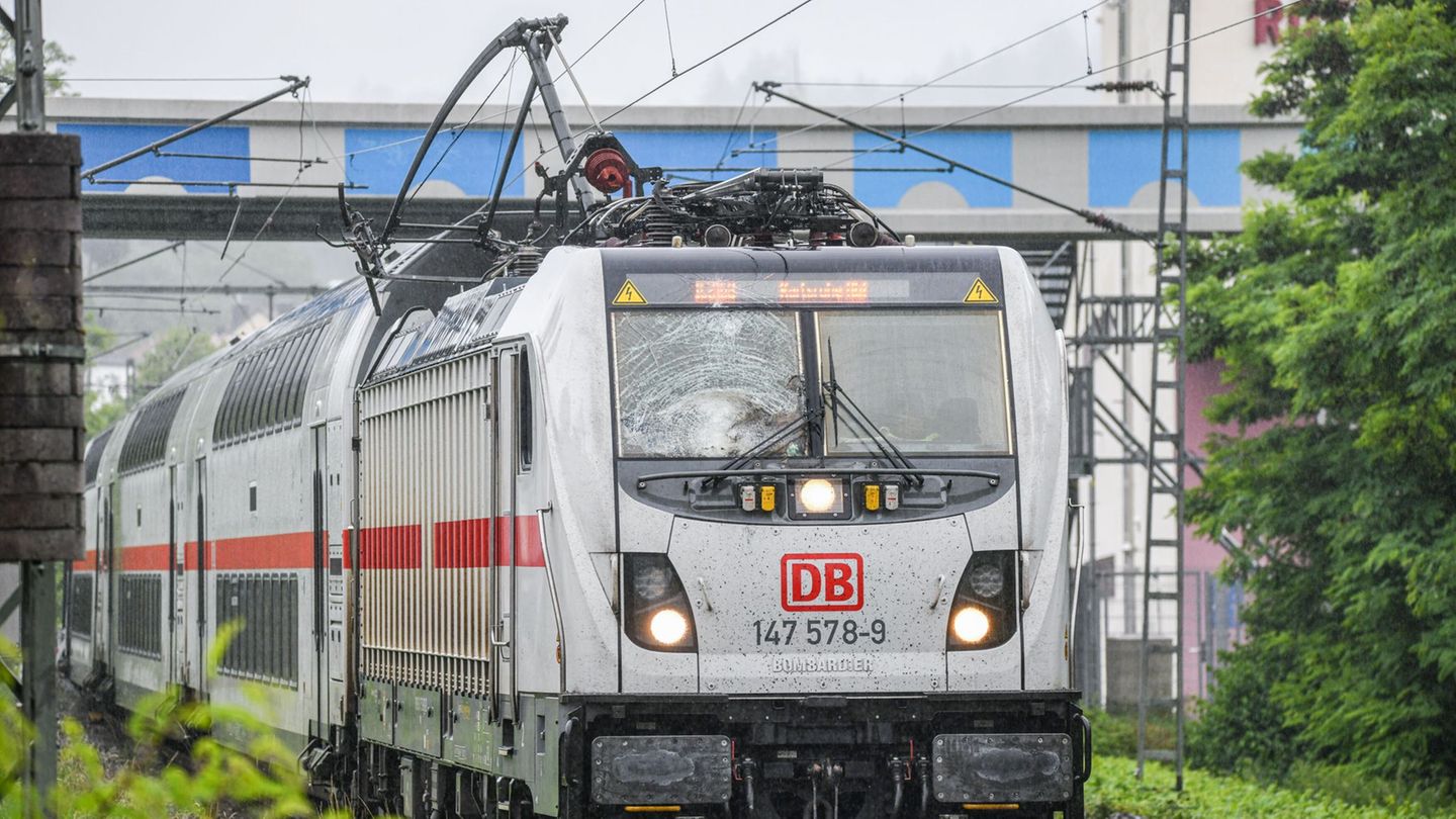 Unfall auf Bahnstrecke: Intercity reißt Oberleitung hinunter - Reisende sitzen fest