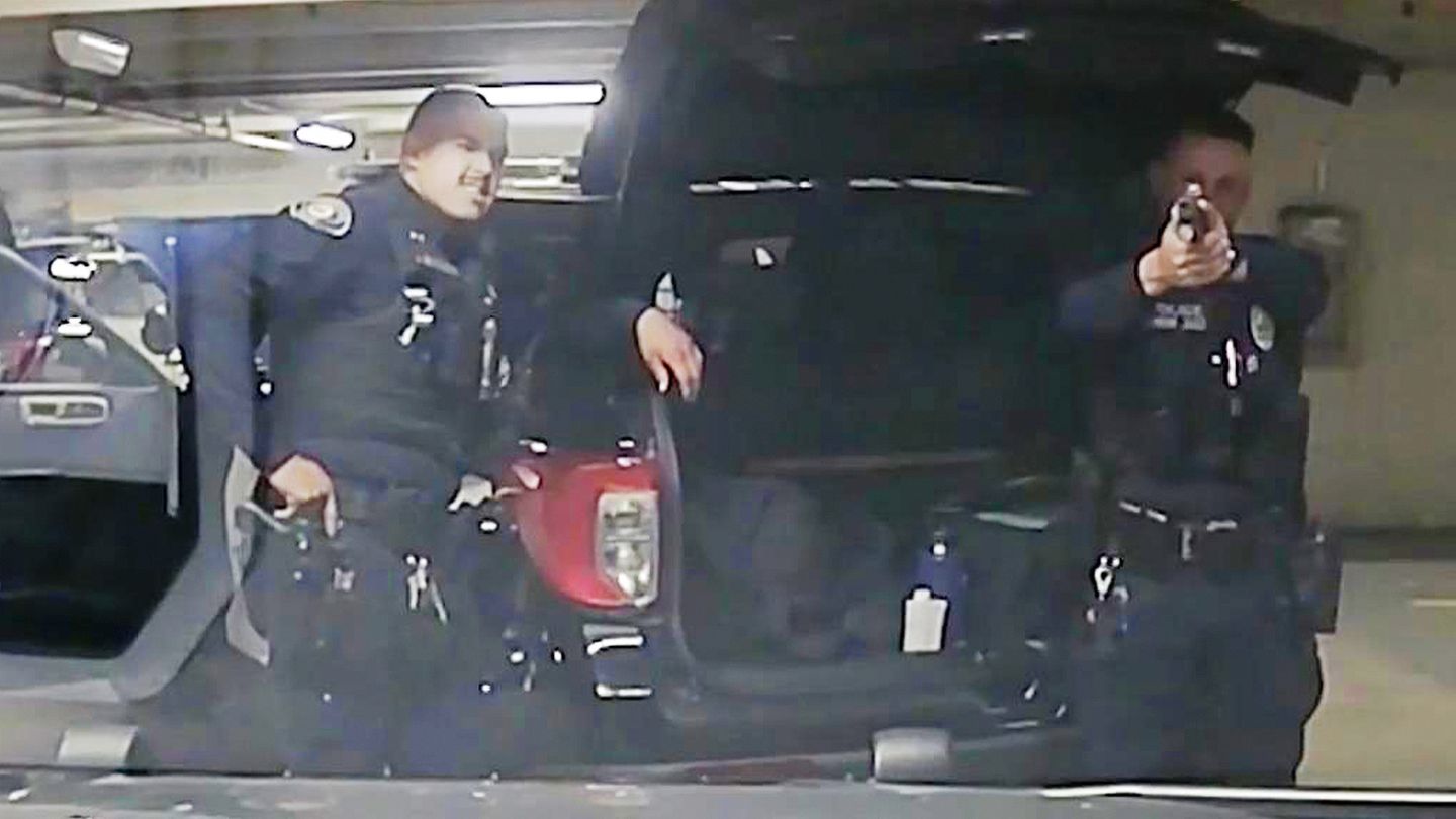 Polizeivideo: US-Cops albern mit Dienstwaffen rum – dann löst sich ein Schuss