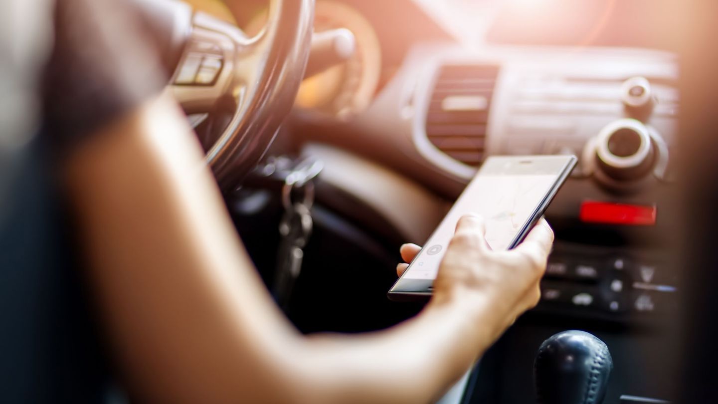 Jeder zweite Autofahrende hat es schon getan: ADAC: Eine Milliarde Handyverstöße im Auto pro Jahr in Deutschland