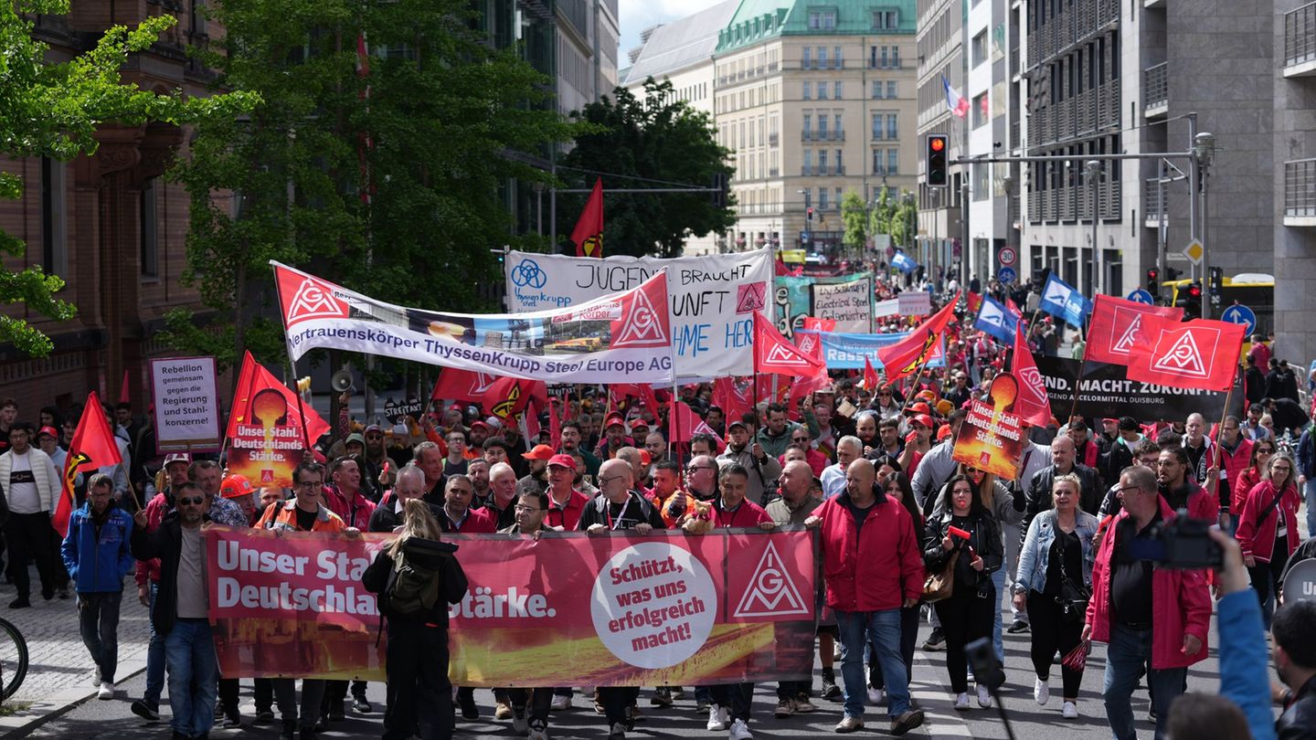 Stahlindustrie in der Krise: Bangen um Jobs treibt Tausende Stahlarbeiter auf die Straße