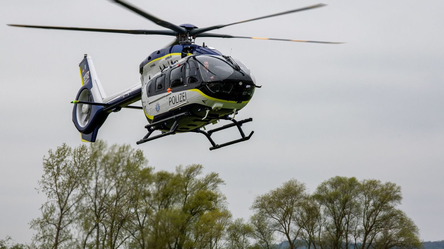 Mit Waffe bedroht: Raubüberfall auf Juweliergeschäft - Polizei sucht Duo