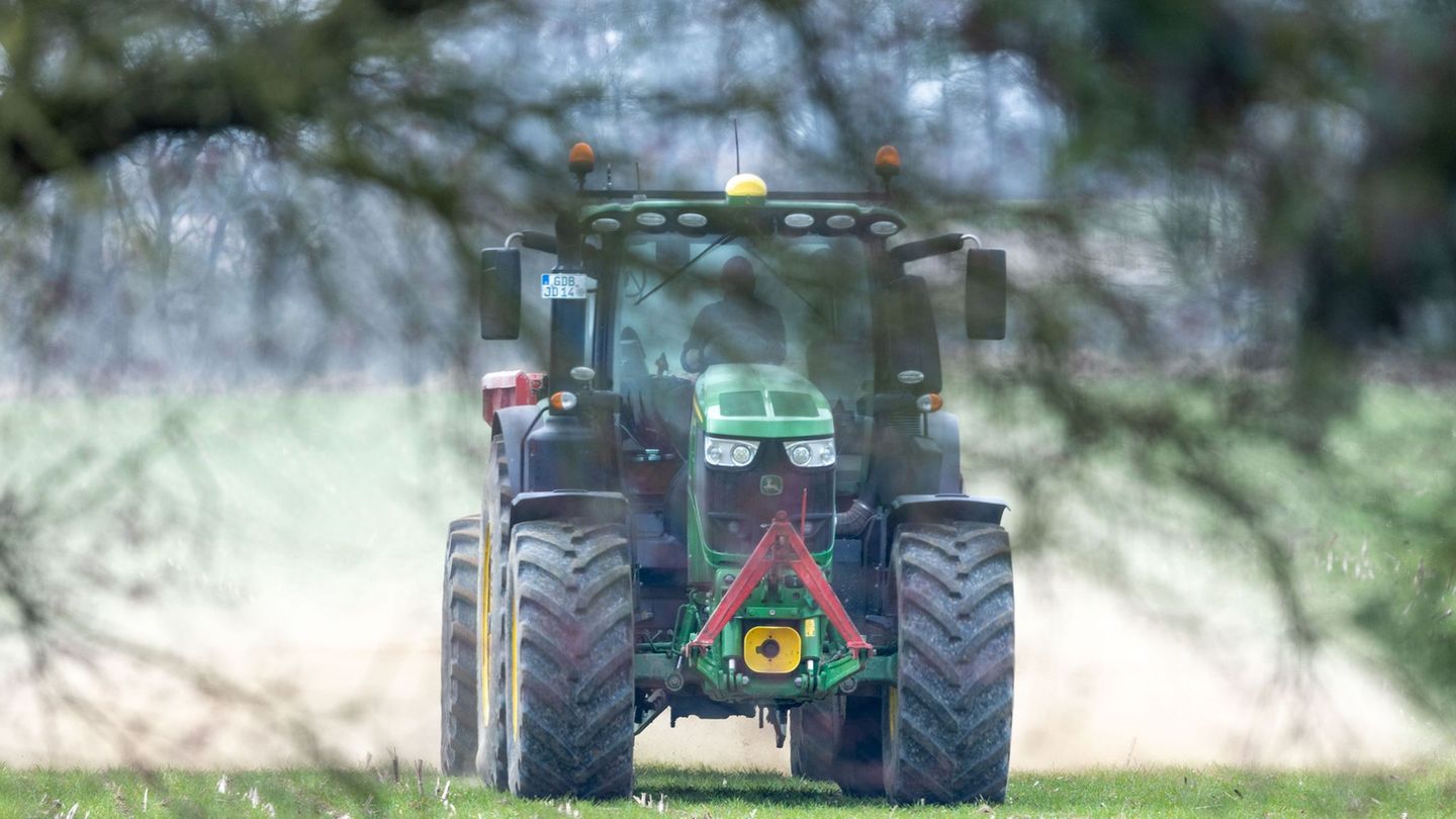 Boisheimer Weg gesperrt: Traktor kracht in Graben – Fahrer schwer verletzt