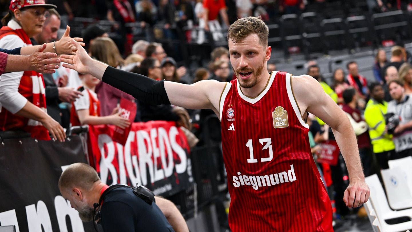 Erster Sieg über Alba Berlin: Bayern-Profi „sprachlos“: Obst verzückt bei Final-Show