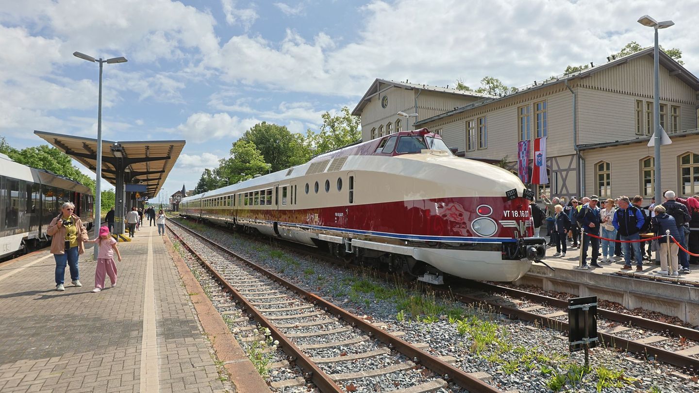 Harz: Legendärer DDR-Schnellzug rollt nach Restaurierung wieder