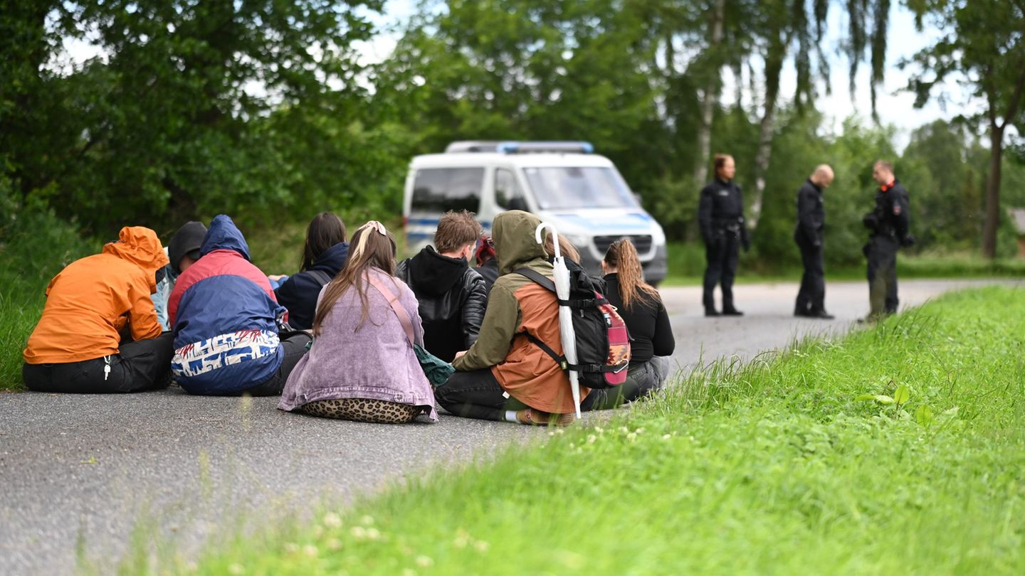 Bei-Oldenburg-Friedliche-Proteste-gegen-Veranstaltung-von-AfD-Nachwuchs