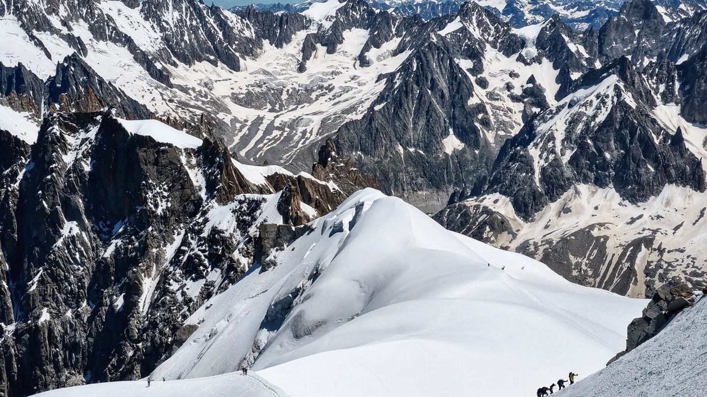 Mont-Blanc-Massiv: Steinschlag reißt Seilschaft 300 Meter in die Tiefe