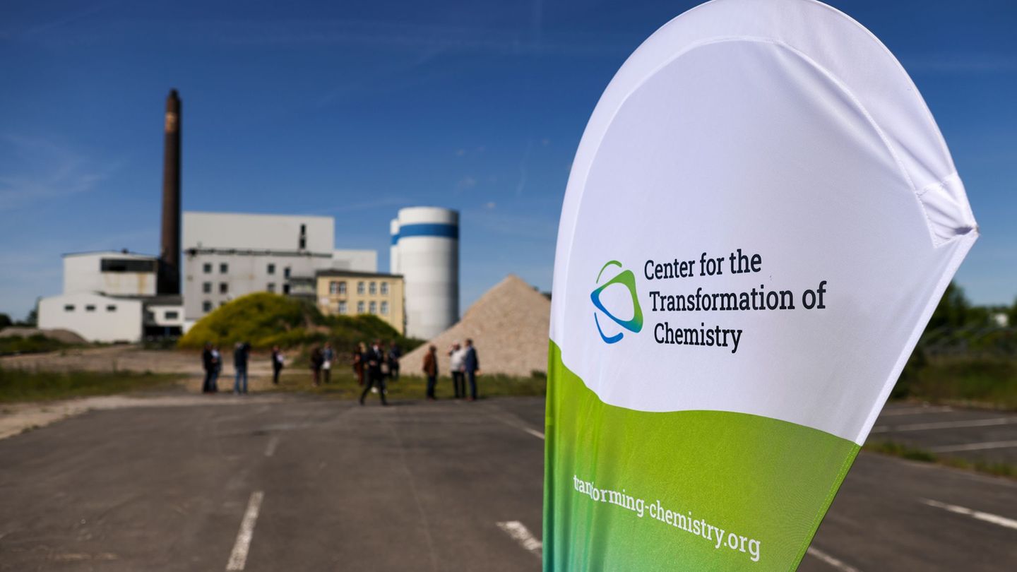 Forschung trifft Wirtschaft: Chemie-Forschungszentrum knüpft erste Industrie-Kontakte