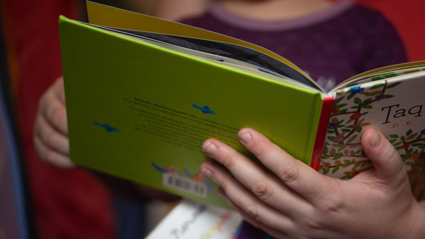 Bücher und Poetry Slams: Literaturfestival holt preisgekrönte Autoren in Schulklassen