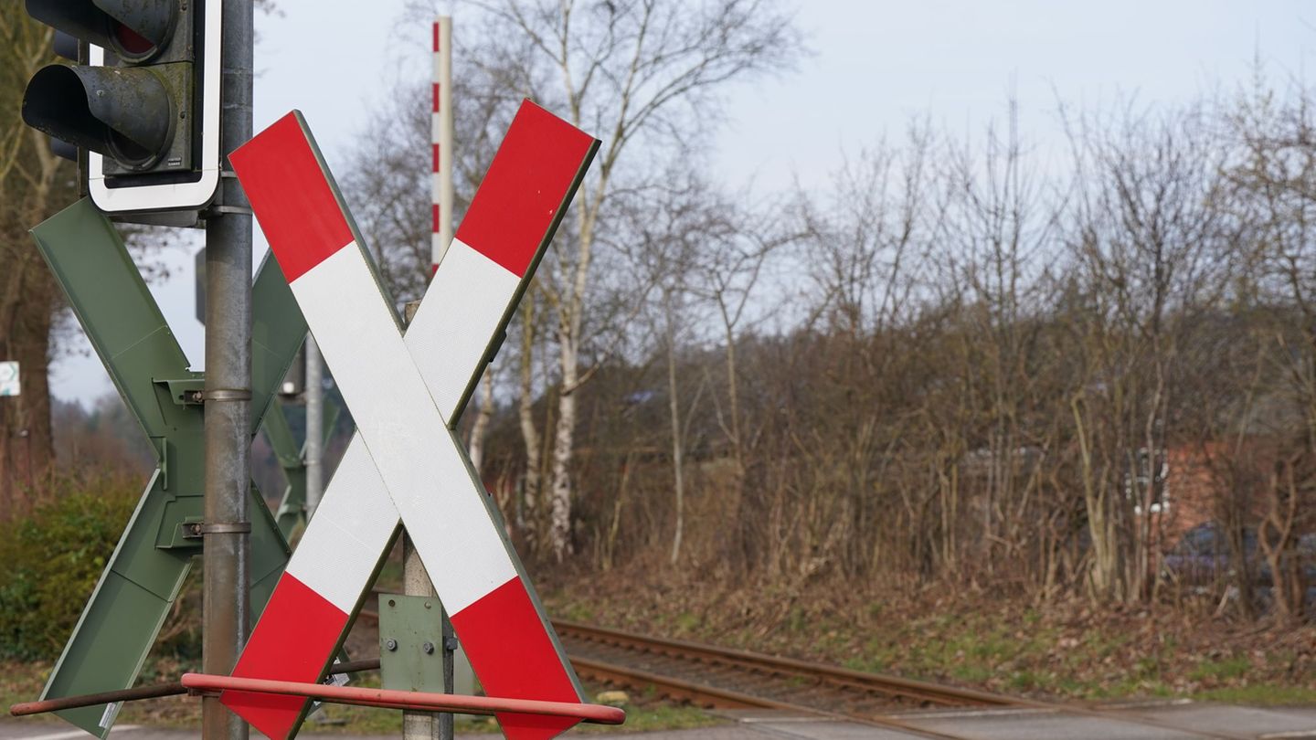 Am Bahnübergang: Kind auf Tretauto sorgt für Vollbremsung von Zug