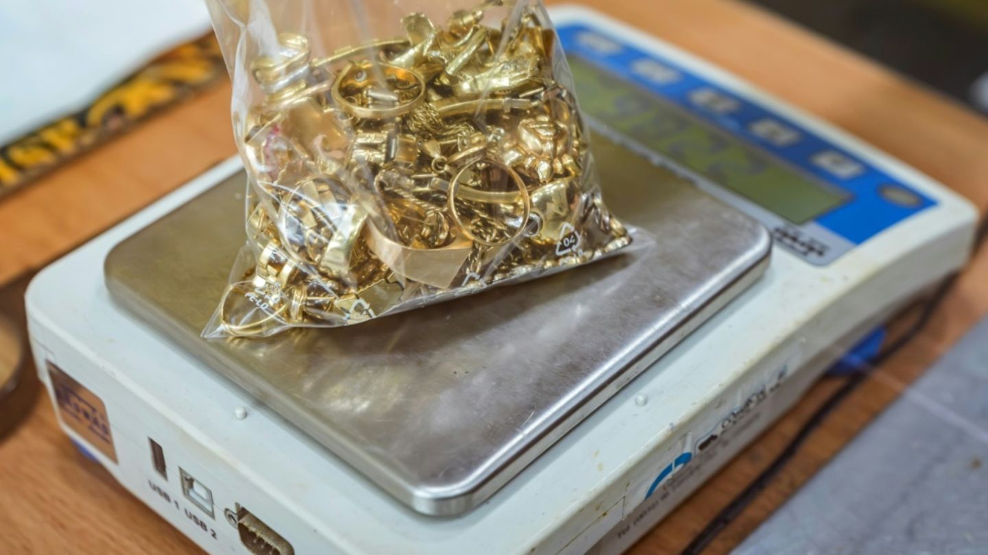 Trickdiebe tragen Kommode mit Gold- und Silberschmuck aus Wohnung von Seniorin