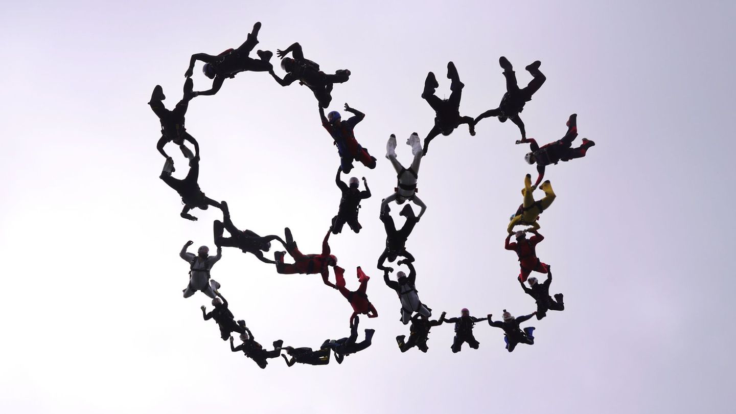 Himmlische Glückwünsche: 26 Fallschirmspringer gratulieren NRW zum 80. Geburtstag