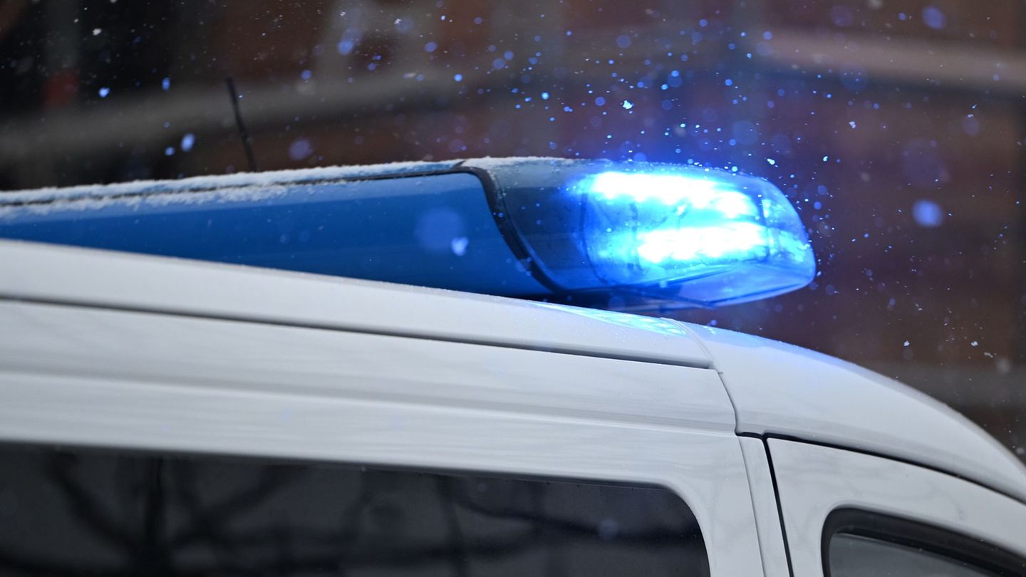 Verfolgungsjagd: Motorrad prallt bei Flucht in Berlin auf Polizeiauto