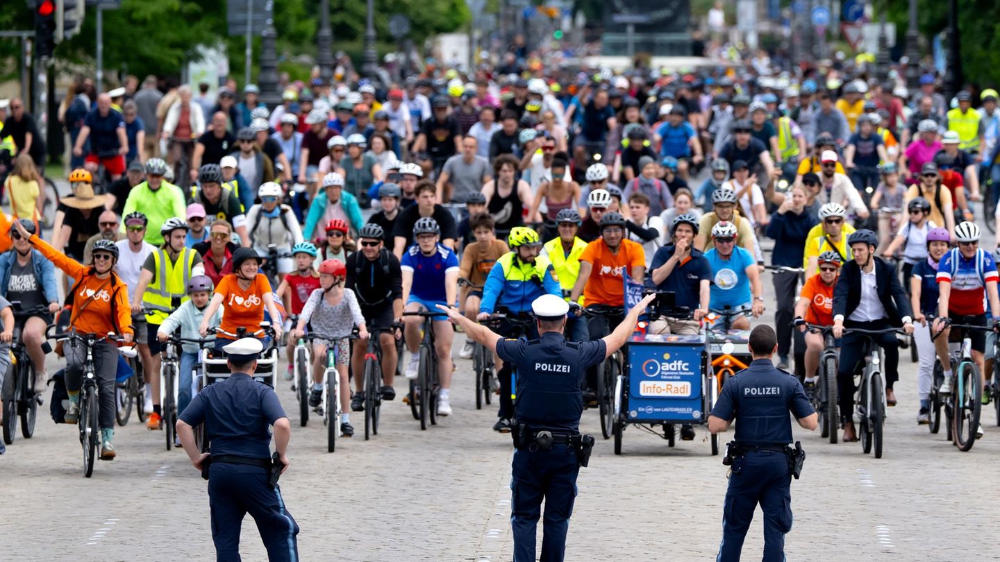 Keine Störungen: 6.500 Radfahrer bei Sternfahrt zum Münchner Königsplatz