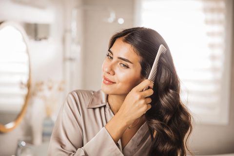 Ob Blowout, große Wellen oder glatter Sleek-Look: Mit den reduzierten Wavytalk-Tools lassen sich mehrere Frisuren zu Hause stylen.