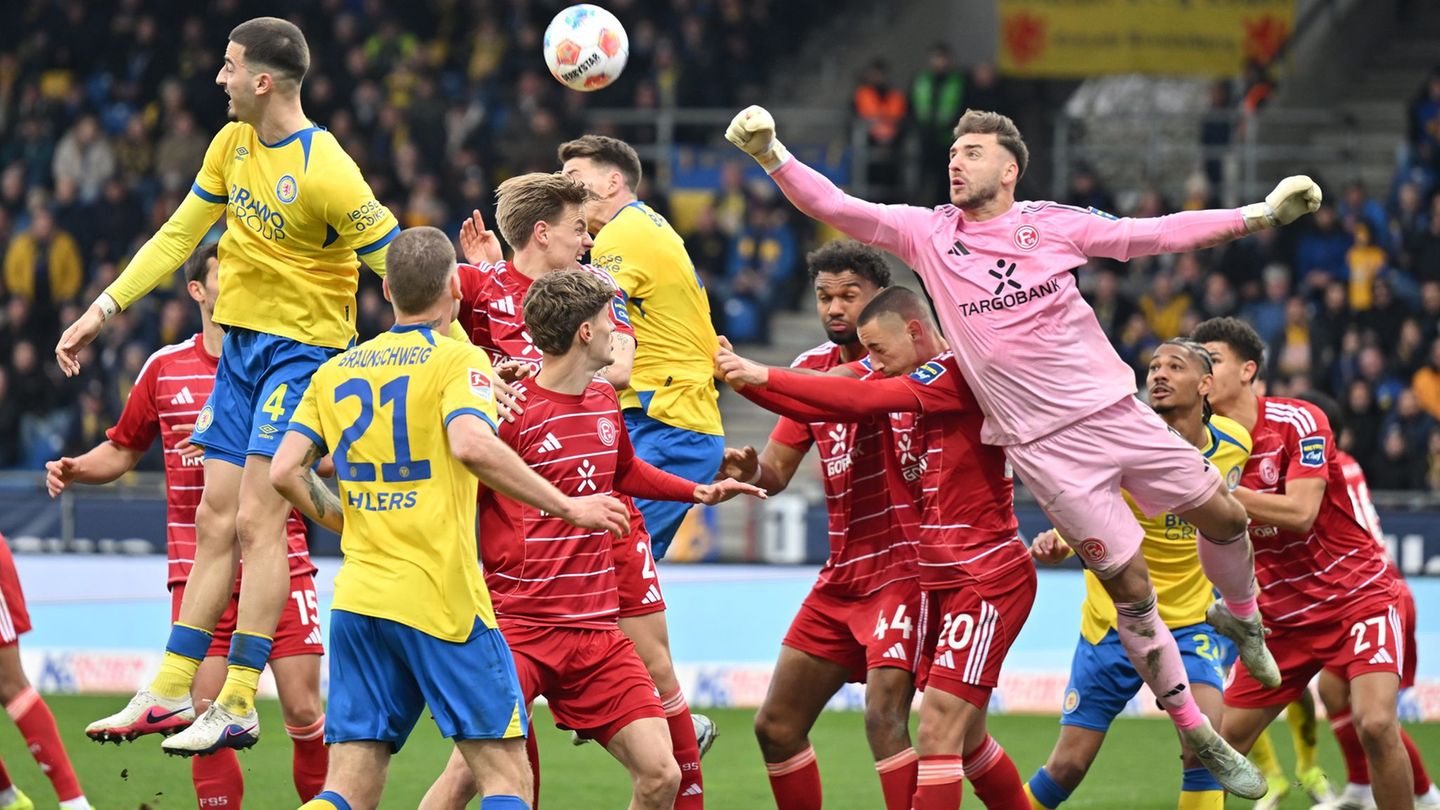 2. Fußball-Bundesliga: Cottbus verpflichtet Torhüter Lotka aus Düsseldorf