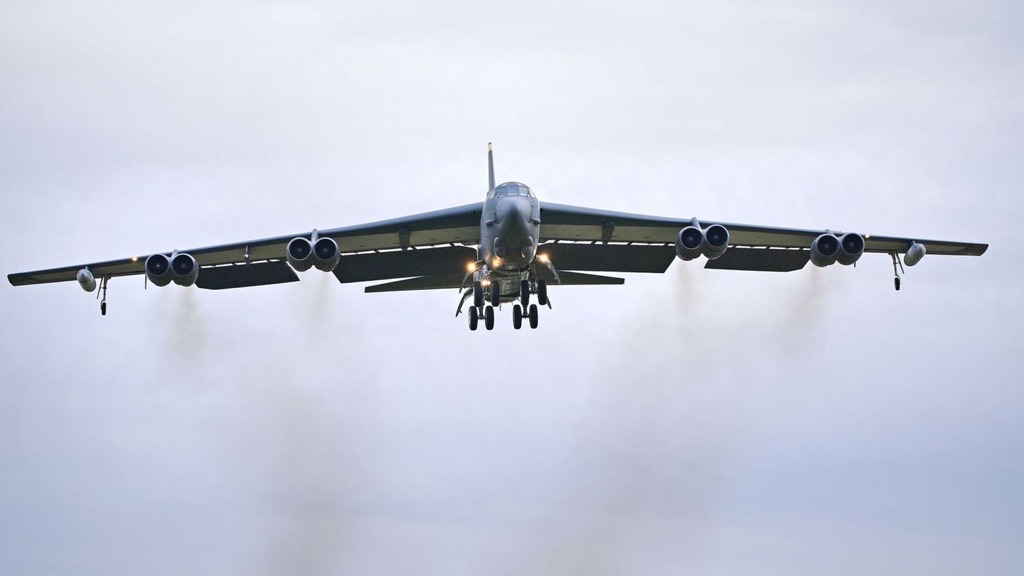 Unfall in den USA: B-52-Bomber stürzt kurz nach dem Start in Kalifornien ab