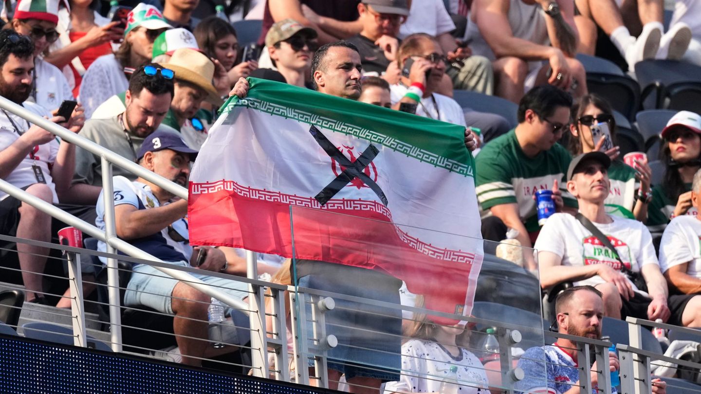 Vor dem Anstoß: Laute Pfiffe während iranischer Nationalhymne
