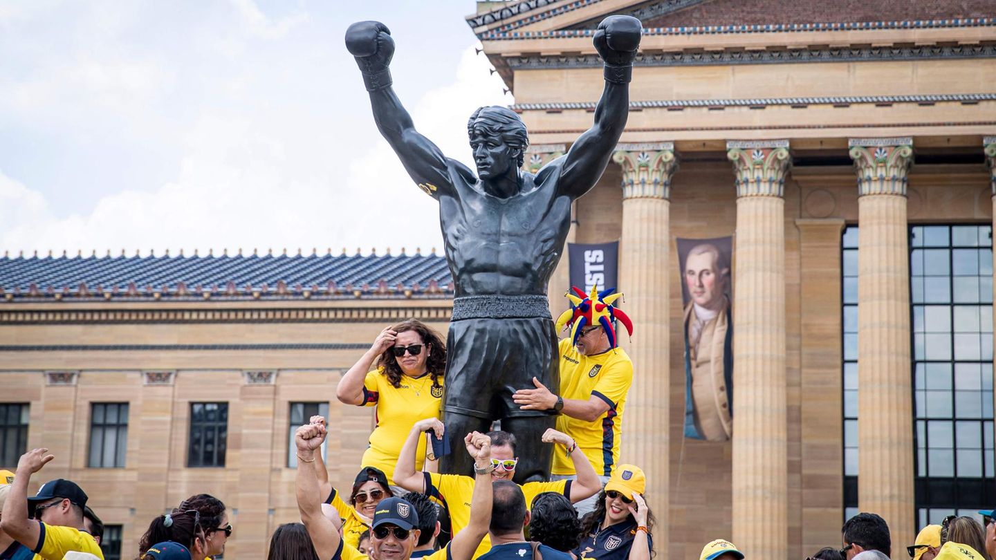 Böses Omen?: Tourismusbehörde warnt WM-Fans: Finger weg von der „Rocky“-Statue