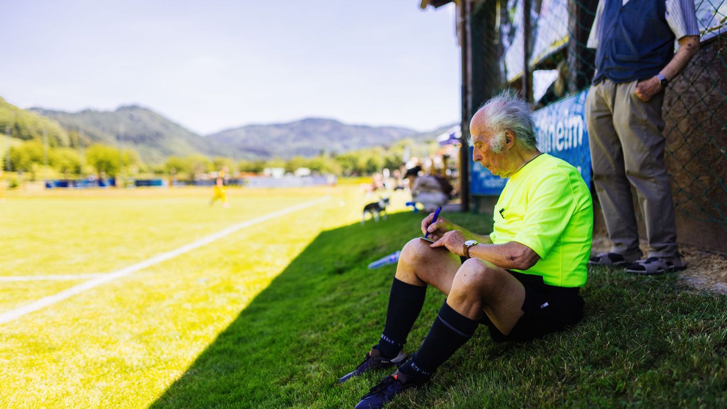 Senioren im Amateurfußball: Letzter Pfiff mit 90 Jahren - Schiedsrichter geht in Rente