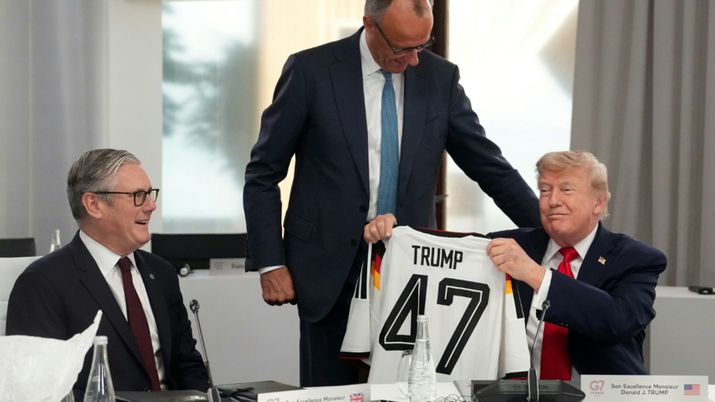 G7-Gipfel: Merz schenkt Trump Nationaltrikot zum 80. Geburtstag