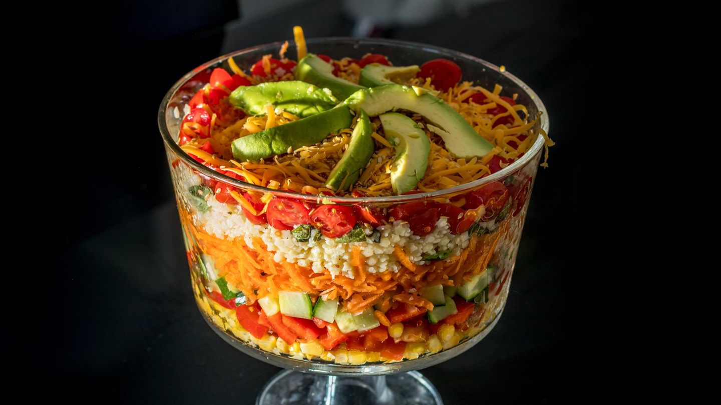 Deftig und lecker: Der beste Schichtsalat folgt diesem traditionellen Rezept