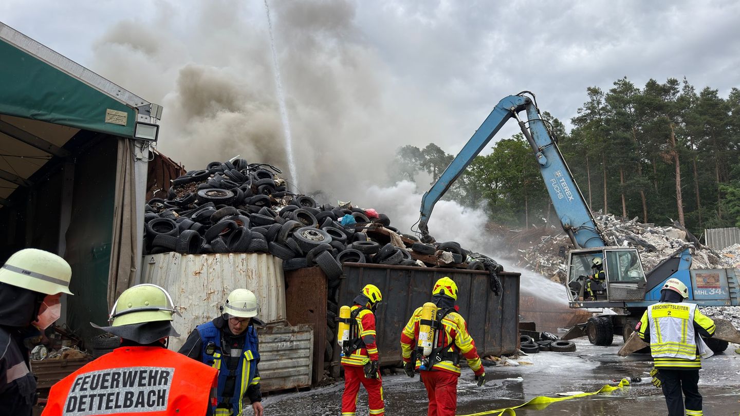 Viel Rauch in Unterfranken: Brand bei Entsorgungsfirma - Nachlöscharbeiten dauern an