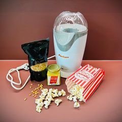 Eine Popcornmaschine samt Popcorn