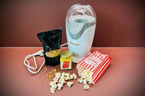 Eine Popcornmaschine samt Popcorn