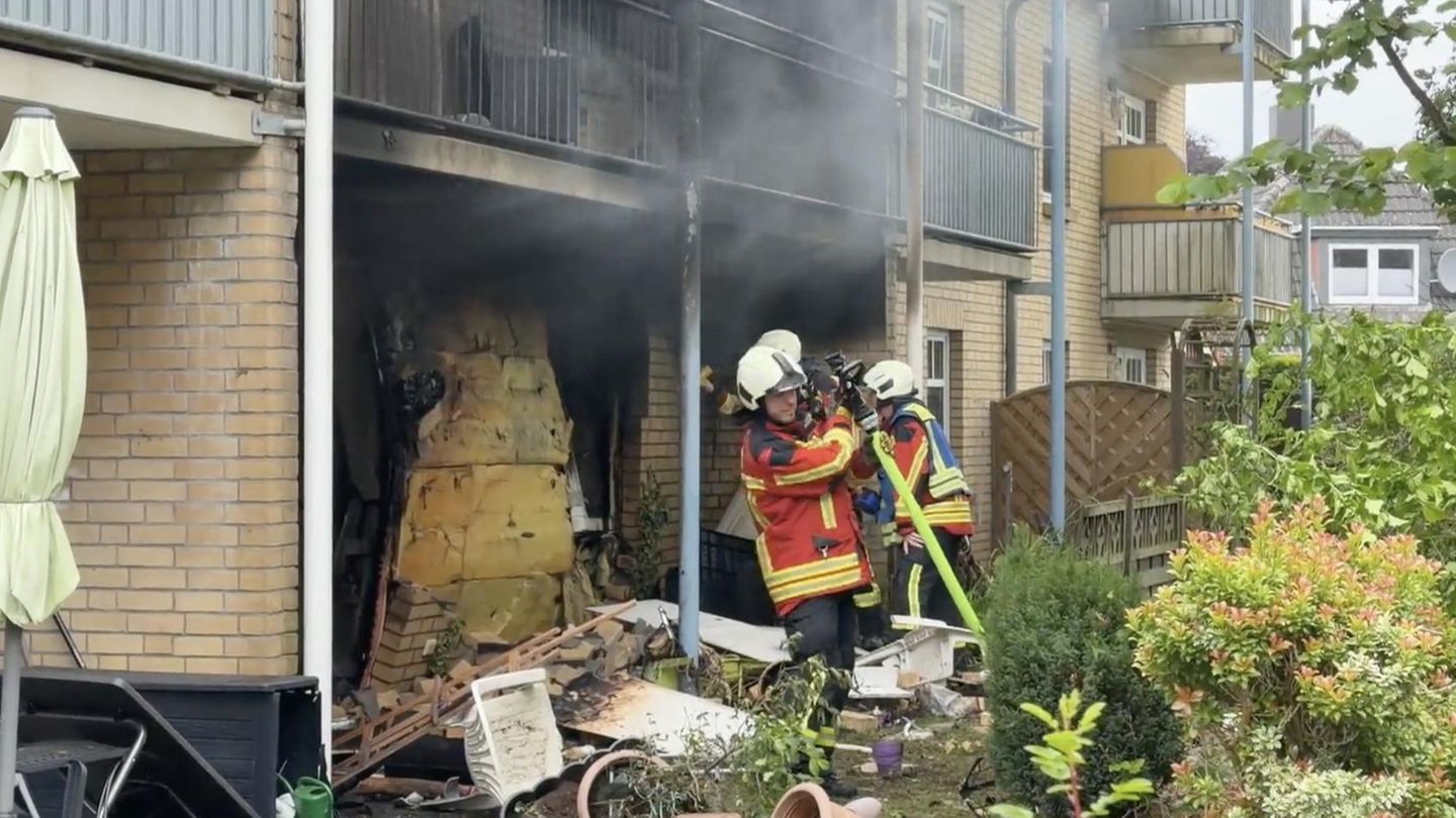 Ursache noch unklar: Mehrfamilienhaus in Schleswig-Holstein explodiert – eine Person tot