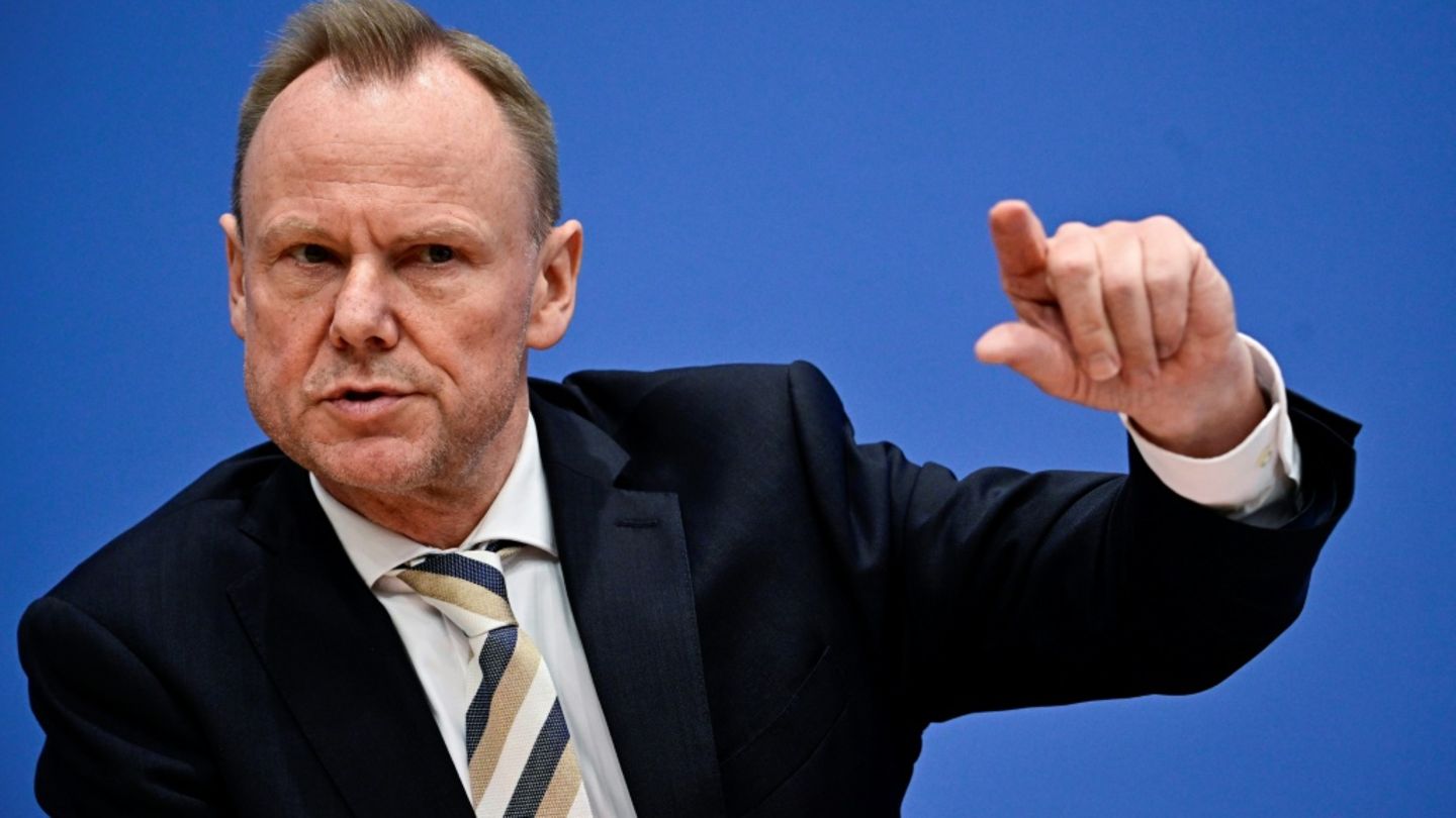 Vorsitzender der Innenminister-Konferenz: Hürden für Abschiebung Straffälliger senken
