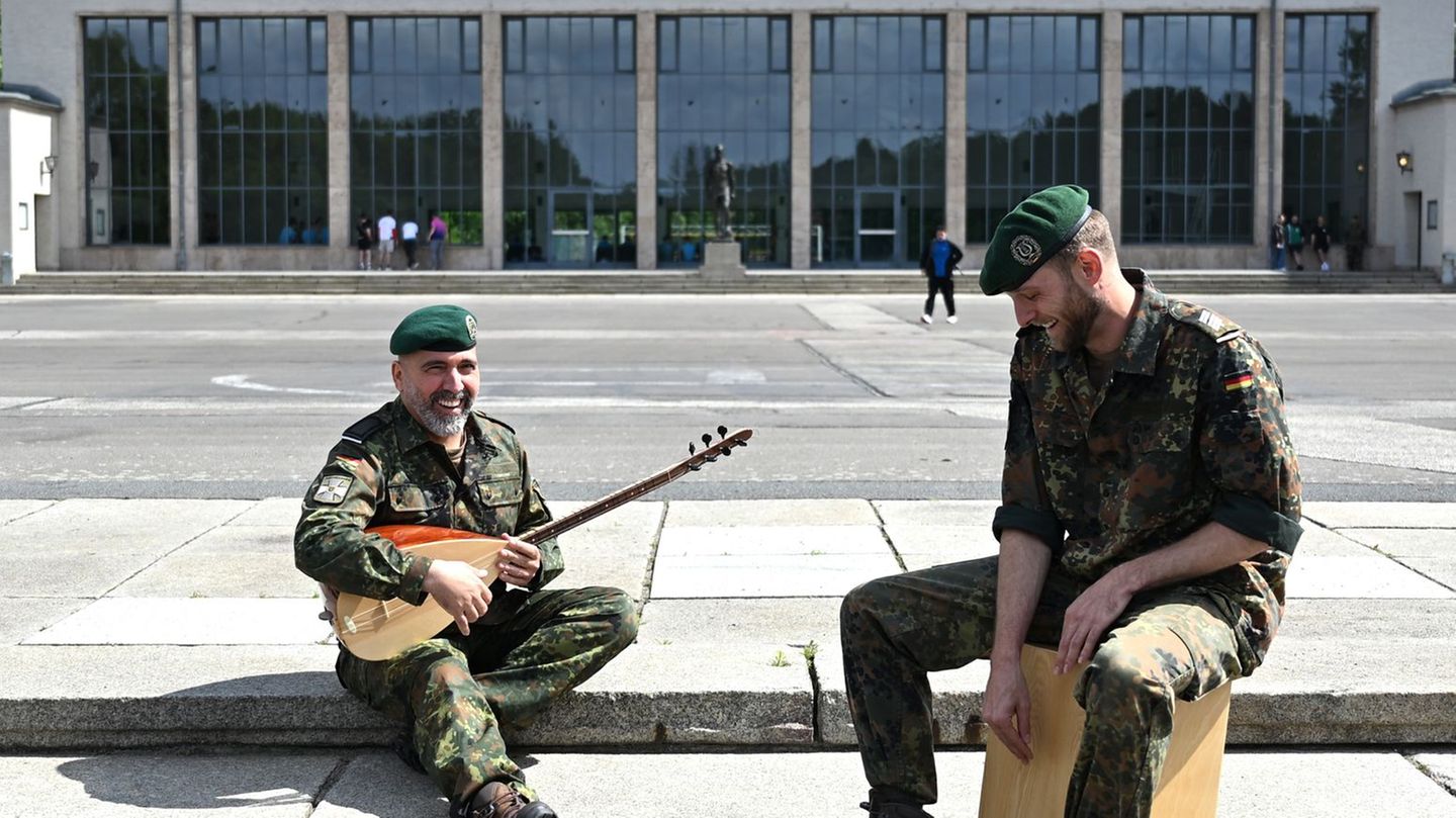 Militärmusik: Neue Töne im Militär: Soldaten spielen türkische Musik