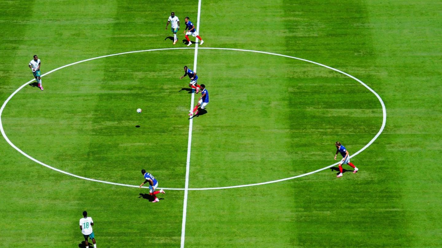 Taktischer Kniff: Warum manche Teams den Anstoß absichtlich ins Aus schießen