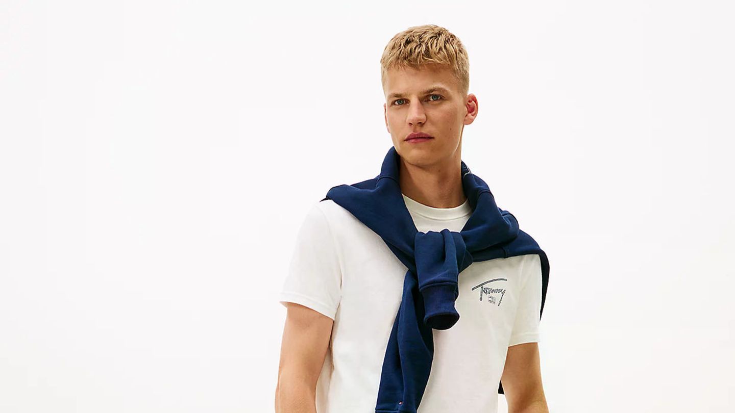 54 Prozent Rabatt: Sommer-Deal mit Fußball-Flair: Hilfiger T-Shirt mit coolem Print zum Sparpreis