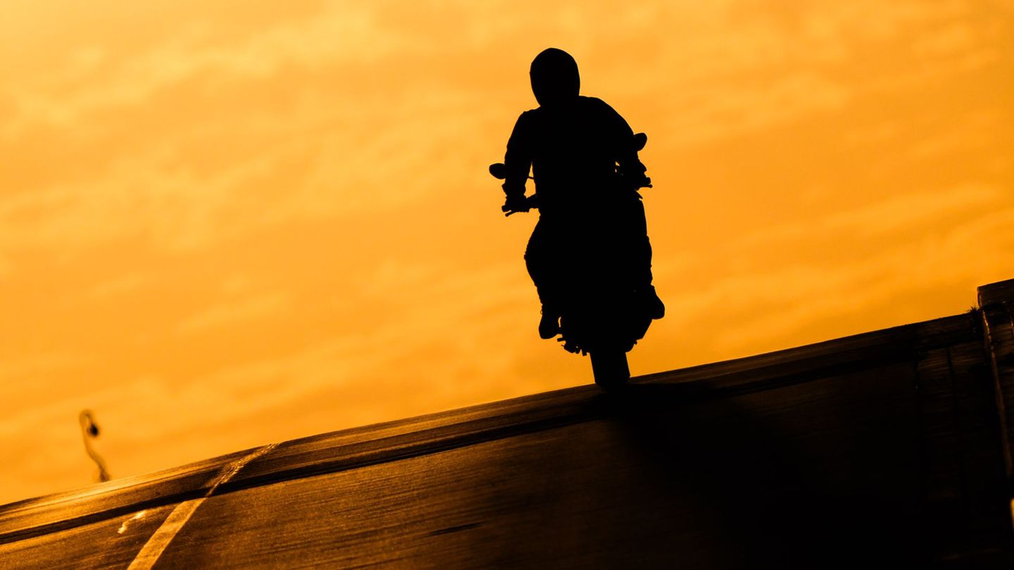 Auf Motorrad: Verurteilter Mörder flieht bei begleitetem Freigang