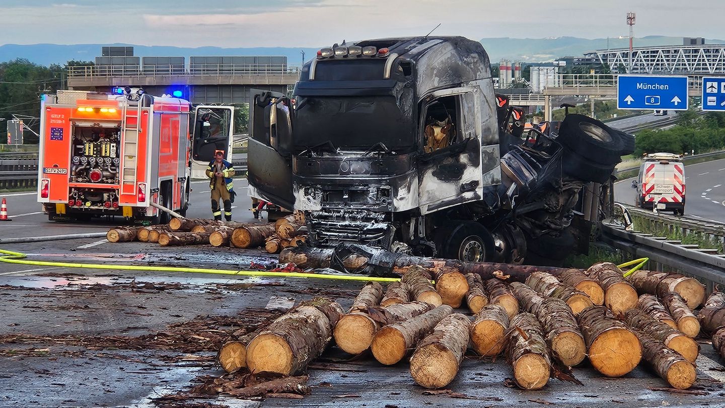 Feuer: Lastwagen fängt Feuer – A8 nach Brand stundenlang gesperrt