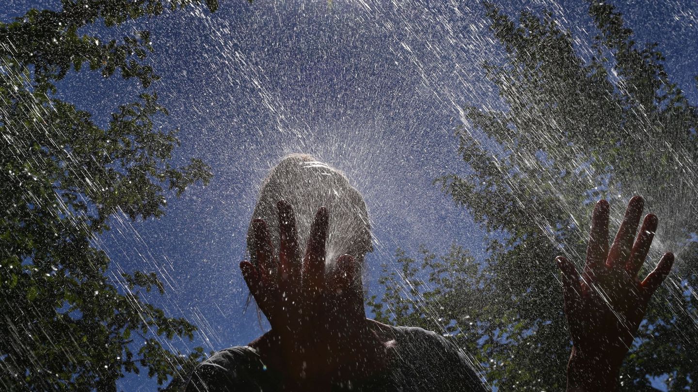 Hohe Temperaturen: Gegen die Hitze: Cottbus nimmt Wassernebeltor in Betrieb