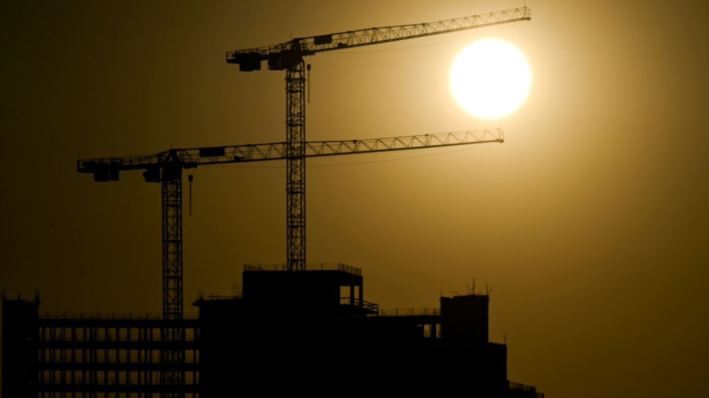 Deutlich mehr Baugenehmigungen im April - Branche sieht aber weiter großen Bedarf
