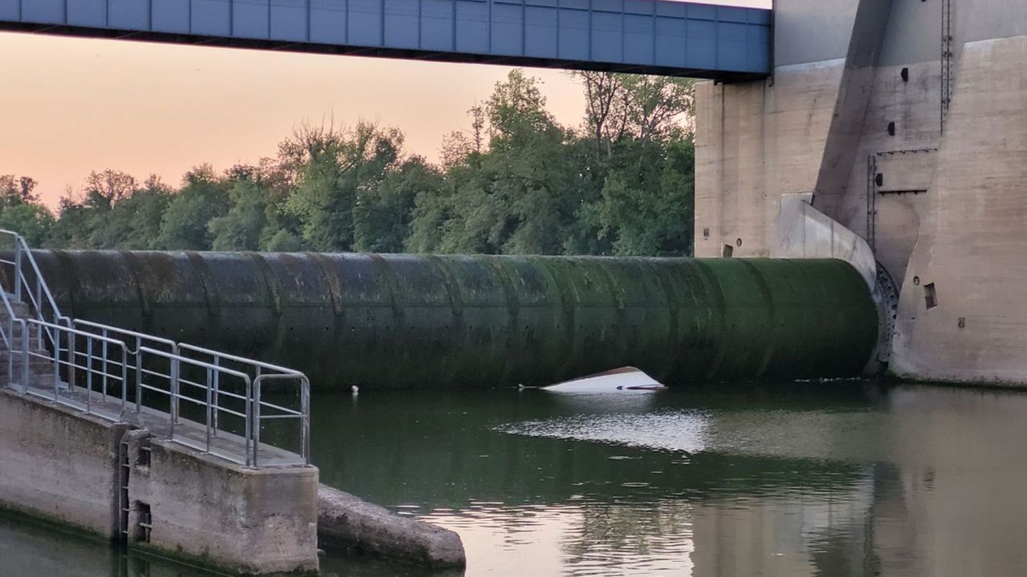 Bootsunfall: Sportboot stürzt an Frankfurter Schleuse – Zwei Verletzte