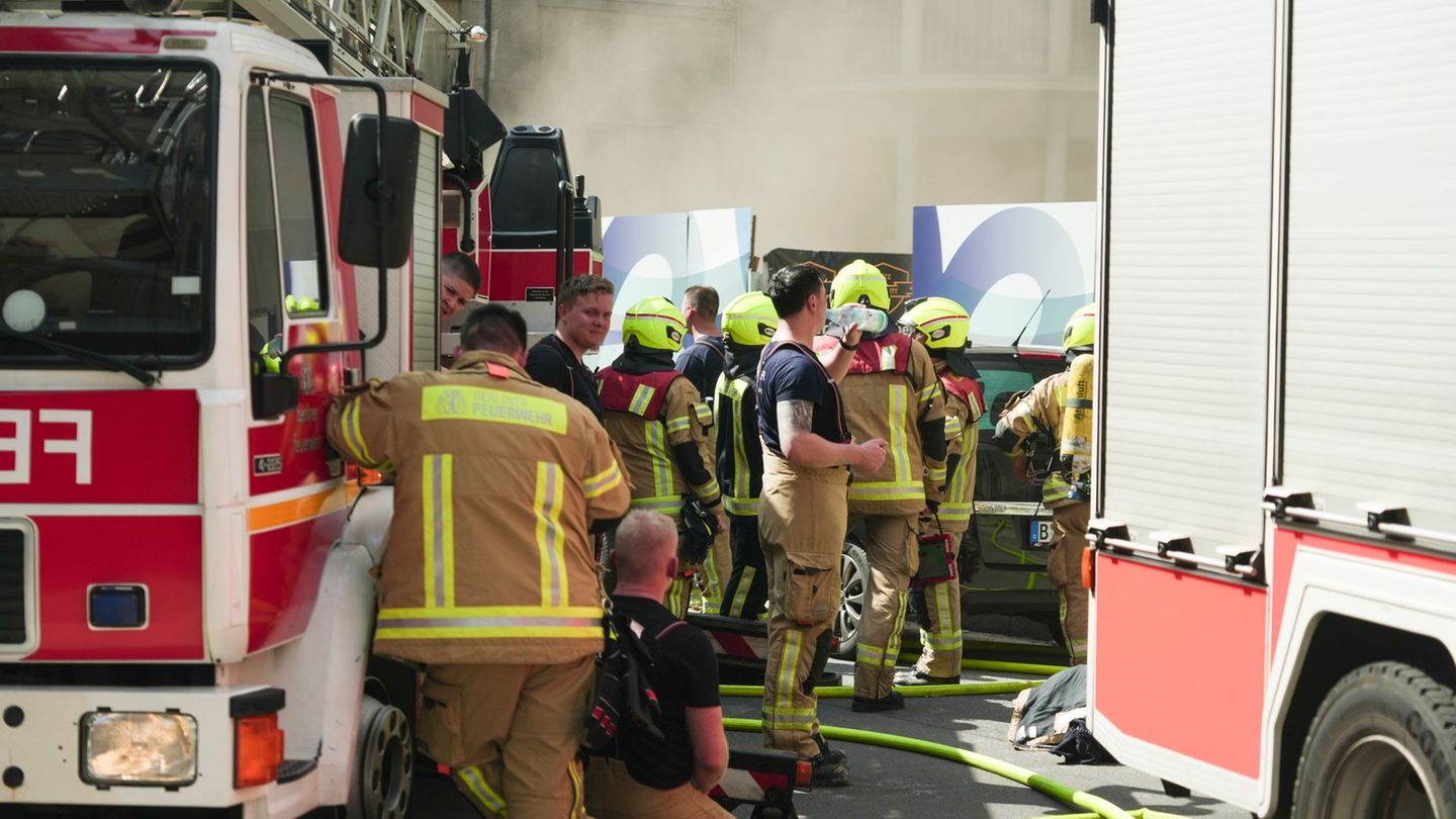Brände: Brand in leerstehendem Bürogebäude in Mitte