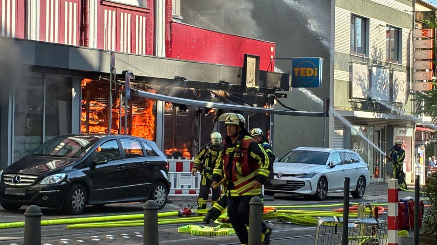 Großeinsatz: Feuer zerstört Filiale einer Discounterkette in Bochum