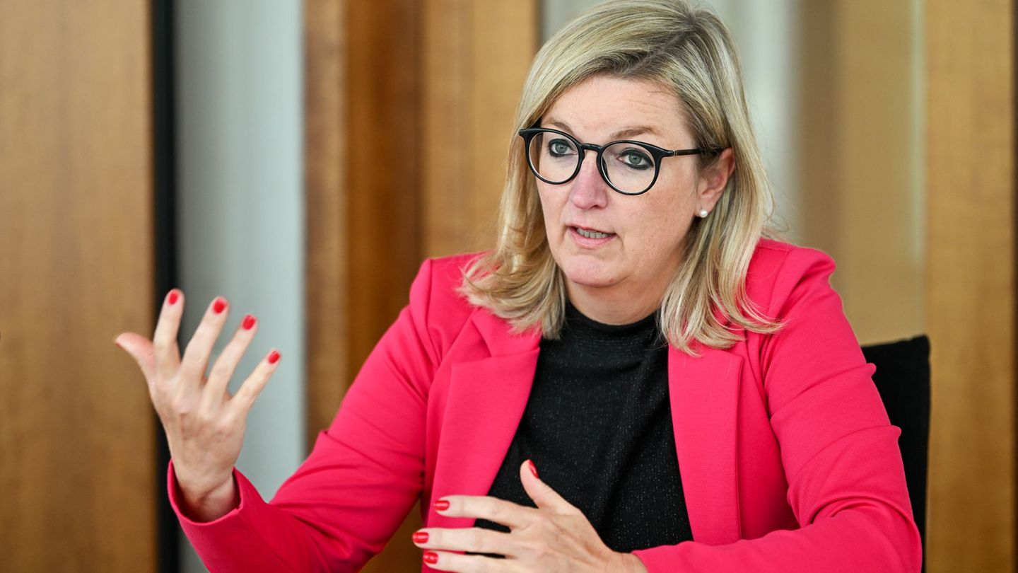 Verteidigungsindustrie-Viel-Platz-viel-Potenzial-Ministerin-lockt-R-stungsbranche