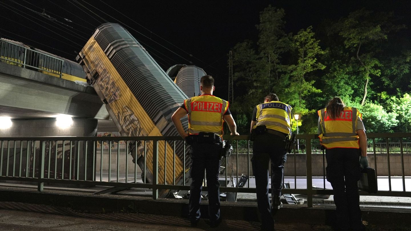 Notfälle: Güterzug-Waggons in München von Brücke gestürzt - Ein Toter